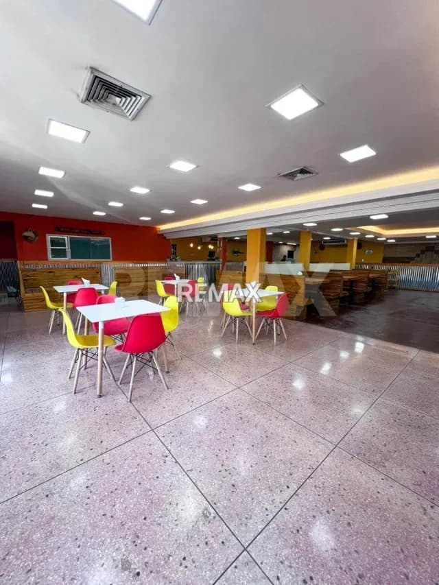 En venta local comercial equipado para restaurante en la Urbanización San Francisco
