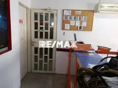 Se Alquila local oficina de 90 mts2 en Edificio Comercial en Santa Eduvigis