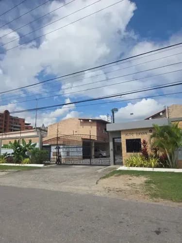 Townhouse En Alquiler En Urb Mañongo, Conj. Res. Alto Samán. Zenaida Quintero