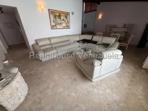 Amplia Casa De Un Solo Nivel Se Encuentra En Una Calle Cerrada Con Vigilancia Privada Y Cuenta Con Bases Reforzadas Listas Para Construir Un Segundo Piso