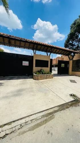 Townhouse En Alquiler En Rincon Mañongo Conjunto Tierra De Gracia 119mts2 2 Niveles Amplia Cocina Con Tope De Granito Equipada Sala Comedor Gavip