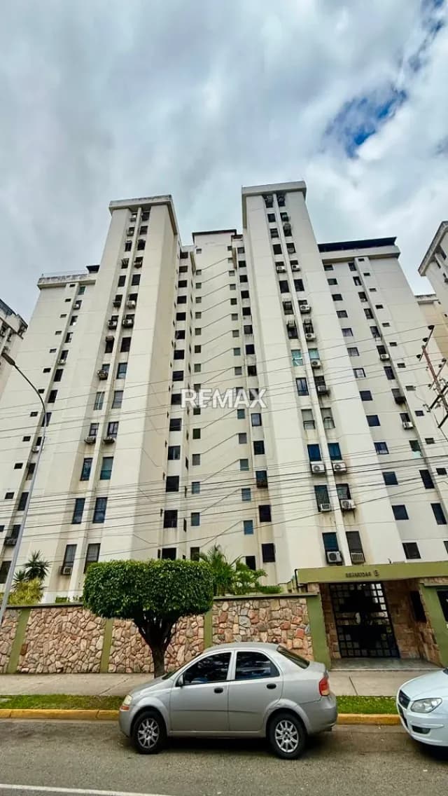 EN VENTA: Confort y Ubicación en Res. Bermudas, Urb. La Granja