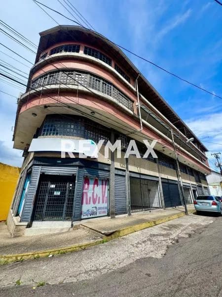 Se alquila OFICINAS CONSULTORIO piso 1, del edificio MARY CENTER ubicado en la calle 8 con carrera 3 y 4, CENTRO a tan solo una cuadra de la 7ma avenida