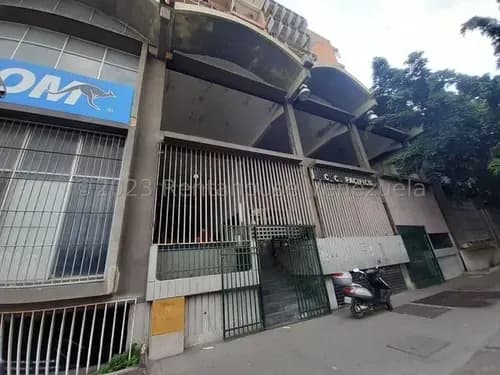 Se Vende Amplia Y Cómoda Oficina En El Cc Pacífico Av Bolivar Oeste Maracay 26-21261 Hc
