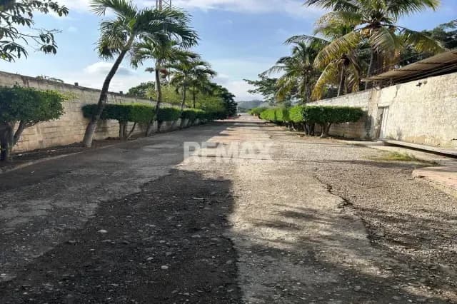 EN VENTA TERRENO CON LOCAL Y 3 DEPOSITOS UBICADA EN LA AV. FLORENCIO JIMENEZ - ENTRADA DEL TOSTAO