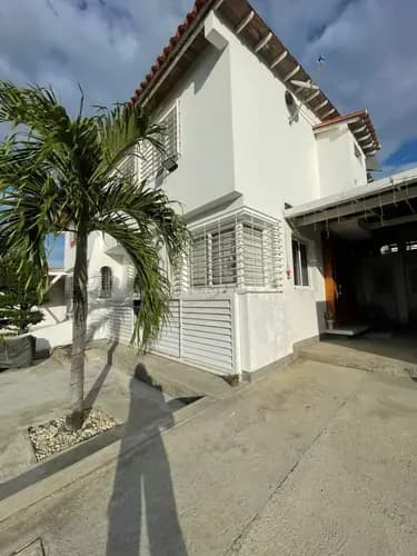 Mariela Hernández Se Vende Hermosa Casa Moderna De 2 Plantas En Urbanización Privada Caña Verde, Av. Intercomunal Cabudare. 208 Mtrs2 Diseñada Y Remodelada Por Un Arquitecto. 3 Habitaciones. 3 Ba