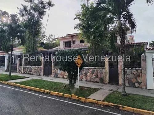Julio Latouche 25-8837 Casa En Venta Trigal Centro Valencia, Amplia. Cómoda E Iluminada, Grandes Espacios Para El Disfrute Familiar, Estacionamiento Para 4 Vehículos.