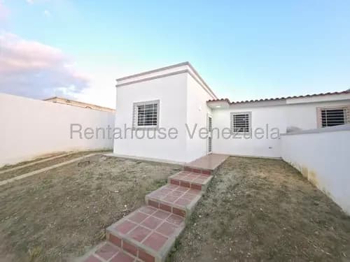 Karen García Vende Excelente Casa En Cabudare, En Obra Limpia, Con Terreno Para Diseñar El Área Social Que Deseas.