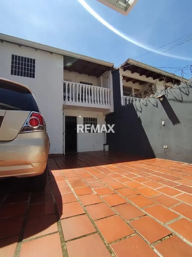 Vendo hermosa Casa de 3 Niveles Urbanización Los Angeles La Rotaría