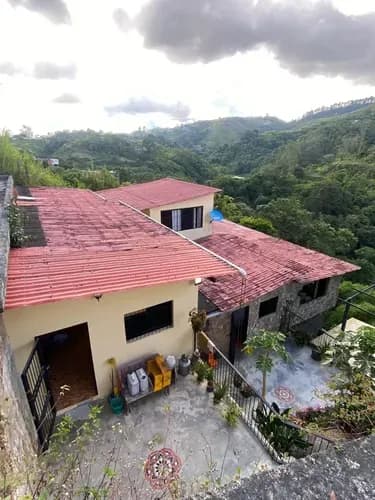Terreno En Venta Con 3 Casas En Colinas De San Diego, A Solo 5 Minutos De La Iglesia De San Diego De Los Altos.