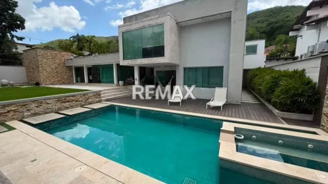 EXCLUSIVA QUINTA PREMIUM EN VENTA | EN CONJUNTO CERRADO CON ACCESO CONTROLADO | URB. LA VIÑA, COCINA EQUIPADA | POZO Y PLANTA 100%.