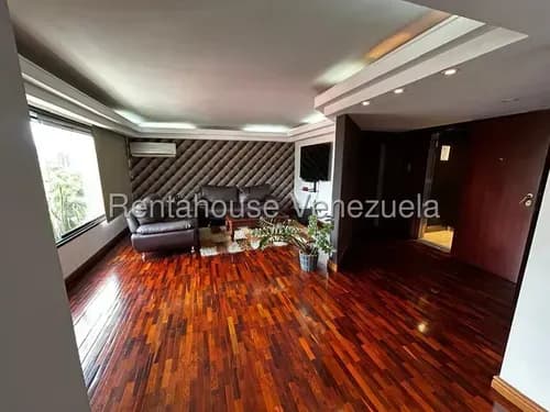 Apartamento En Alquiler En Los Dos Caminos Remodelado Y Amoblado Oportunidad / Rf