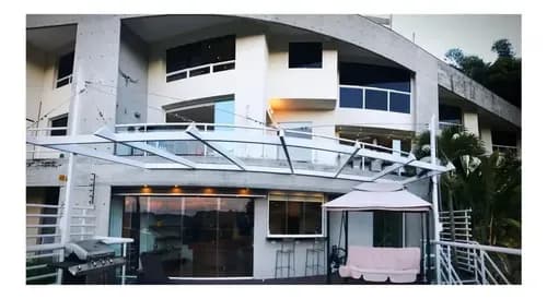 Impecable Townhouse Completamente Remodelado, En Venta. En Parque Oripoto. 22-5788