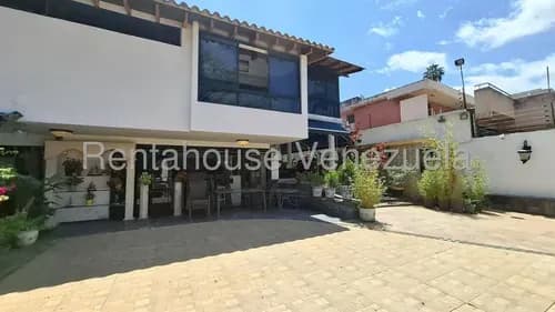 Hermosa Casa Ubicada En Calle Cerrada,