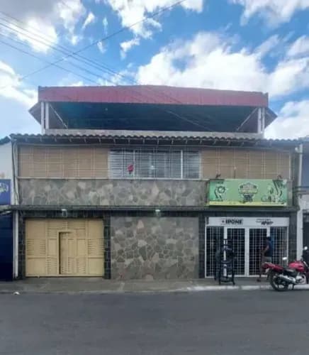 Gl Casa De Dos Niveles En Los Goajiros Detrás Del C. C