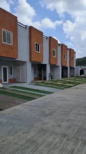 Np Vende Hermoso Townhouse Totalmente Remodelado Urb El Manantial Código 302242