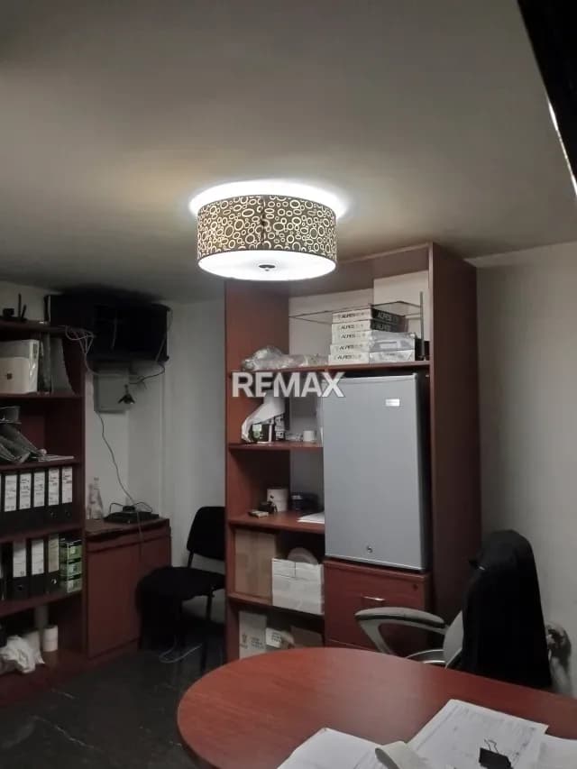 Oficina Comercial de 60 m² en La Candelaria: Excelente Ubicación y Lista para Iniciar Actividades