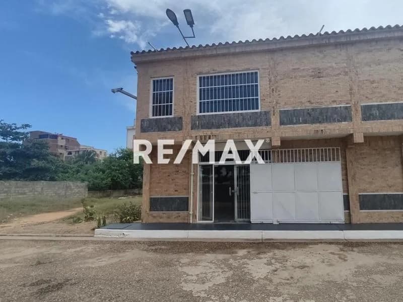 SE ALQUILA LOCAL COMERCIAL DE DOS NIVELES CON EXCELENTE UBICACIÓN