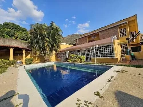 Estupenda Casa En Venta Urb El Castaño Con Piscina Y Planta Eléctrica 25-15143 Hc