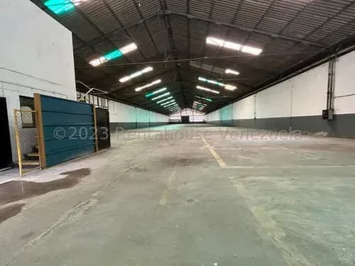 Oportunidad De Inversion Galpon En Venta Inm Con Más De 2700m2 De Terreno Y Mas De 2170m2 De Construccion, Con Un Area De Oficina De 205m2. Estructura De Vigas Y Columnas Metalicas. Valencia 24-11124