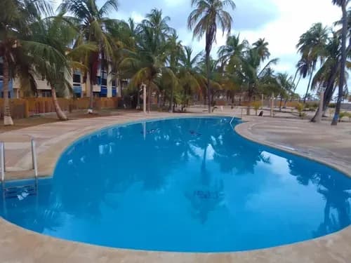Bosque Mar, Cupira, Dpto En Venta Planta Baja Con Terraza, 2 Habitaciones, 2 Baños, 1 Estacionamiento. Dos Piscinas Y Acceso Directo A La Playa. Planta Eléctrica En El Edificio