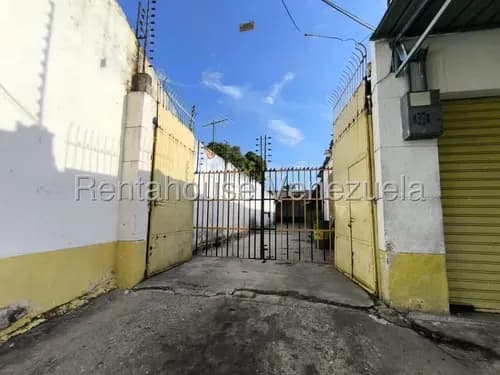 En Venta Galpón En Ubicación Privilegiada Con Dos Locales Comerciales Con Baño C/u Y Area De Taller Mecánico (#25-10306). Todas Las Áreas Listas Para Iniciar A Trabajar. Solo Clientes. Ag