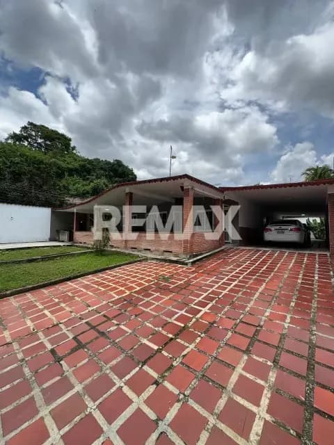 HERMOSA CASA EN URBANIZACION EL PIÑAL