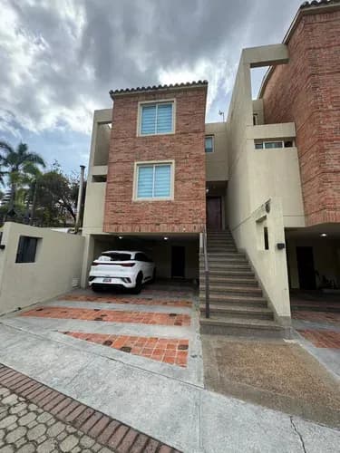 Anny Cuevas Y Manuel Sarabia Inziturealtors Alquilan Townhouse Amoblado Residencias Vista Al Lago Altos De Guataparo Valencia Estado Carabobo