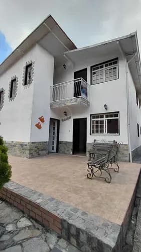 Casa Bifamiliar De 4 Hab Y 2 Baños C/u Cocinas Empotradas Con Tope De Granito Tanque De Agua Propia Gas Directo Internet Fibra Óptica Cloacas Conectadas Entradas Independientes Documentos Al Día