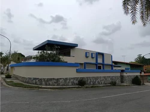 Venta Casa En La Trinidad 5h/5b/4pe Jv