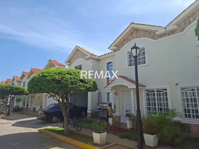 En venta Casa en villa Antares , Amoblada