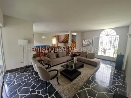 Agp Casa En Venta En Prados Del Este, En Calle Cerrada Con Vigilancia, Agua Constante 26-13645