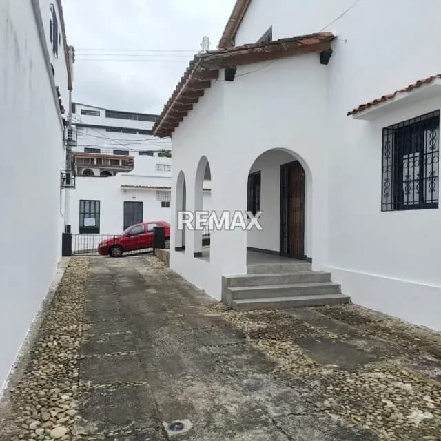 casa en venta Ubicada estratégicamente en pleno centro, bajando de la calle 9