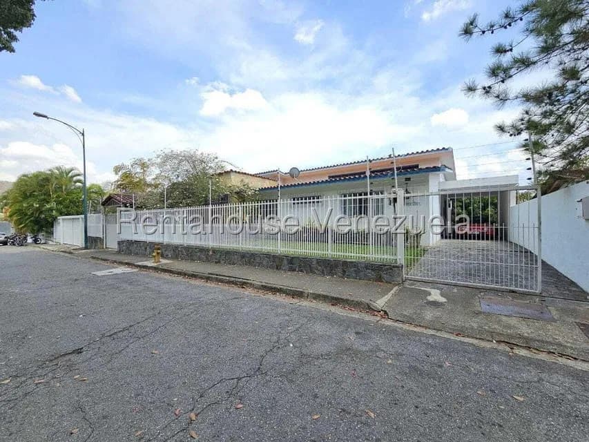 Casa (Duplex) en Venta en Prados del Este, Distrito Metropolitano