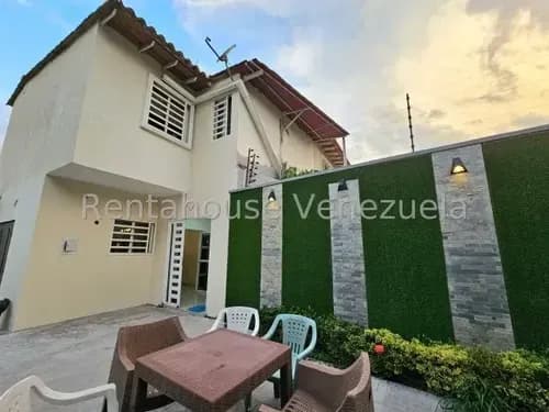 Townhouse En Venta Conjunto Privado Barrio Sucre 25-5277 Hc