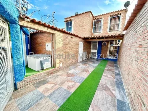 / Maria Elena Oropeza / Vende Prestigioa / Casa Duplex 200 M2 / Tanque Subterráneo 11.000lts Planta Eléctrica/ Patio Con Terraza /hermosas Areas Verdes /en Venta En El Parral, Lara#26-2611//
