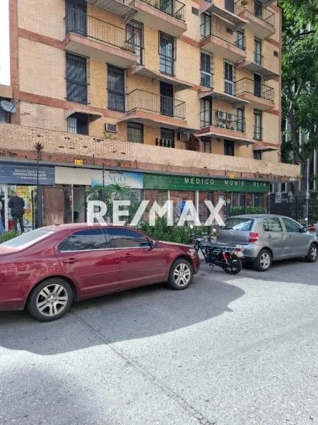 Se Alquila Local Comercial de 18 mts2 en la Urbanizacion los Palos Grandes.