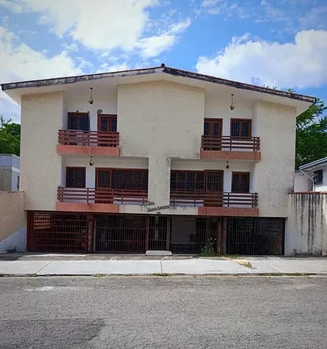 Venta De Apartoquinta En Trigal Sur. Calle Cerrada. La