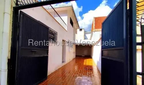 Casa, En Venta Para Uso Residencial O Comercial En Calle Cerrada En Los Chorros Mls #26-9886