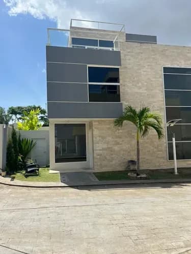 Se Ofrece En Venta Townhouse De 320 M2 Parcela. Son 3 Niveles De Construcción. Residencias Parque Los Saltos