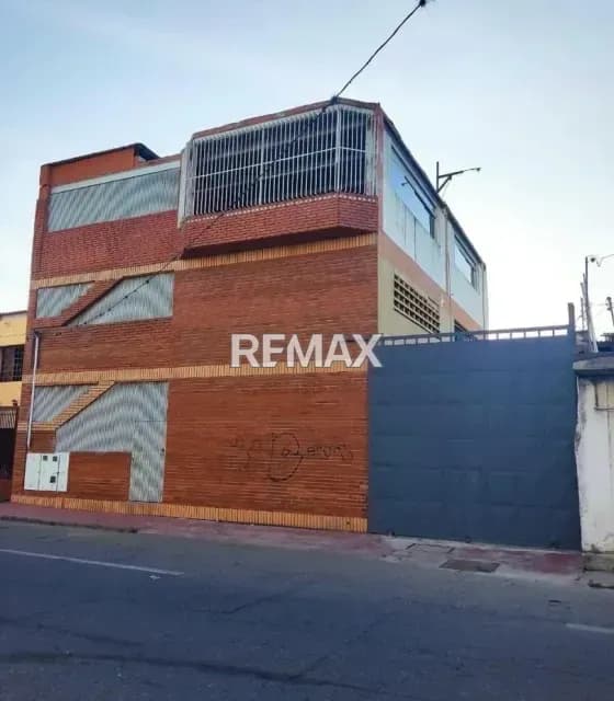 En Alquiler: Espacio Perfecto para Taller o Estacionamiento de Camiones en el Centro de Barquisimeto