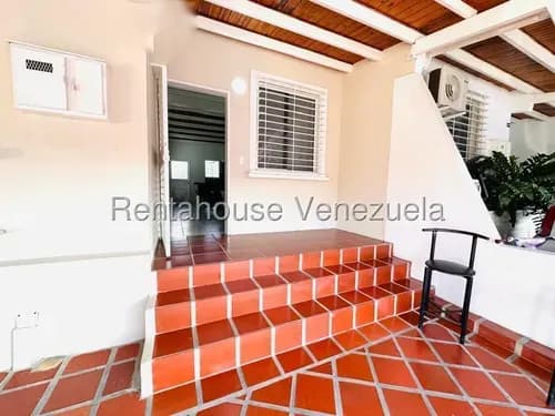 Rentahouse Lara Vende Cómoda Casa En Cabudare; 2 Hab Con Clóset Y A/a, 2 Baños, Cocina Equipada, Tanque De 8.000 L Y 2 Puestos Techados. Conjunto Con Áreas Verdes Y Paneles Solares.