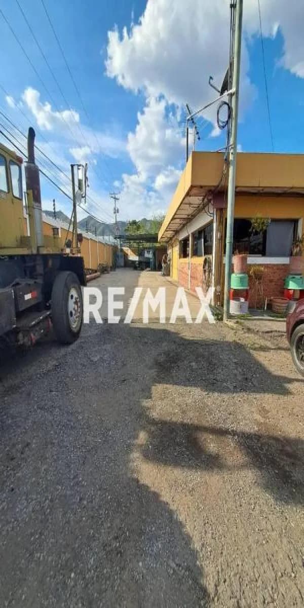 AMPLIO GALPÓN Y TERRENO ACONDICIONADO PARA TRANSPORTE