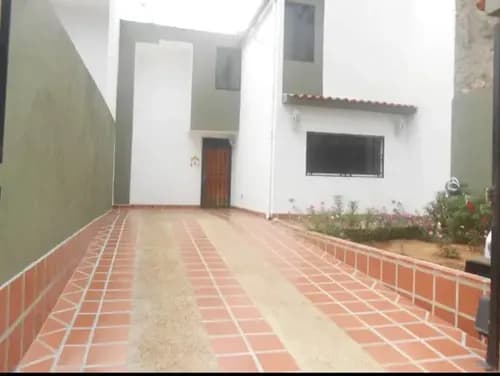 En Venta Casa De Dos Niveles. Ubicada En La Urb. La Esmeralda, Sector B, San Diego. Actualizada Y Lista Para Habitar. Consta De: - 170m2 De Construcción. An