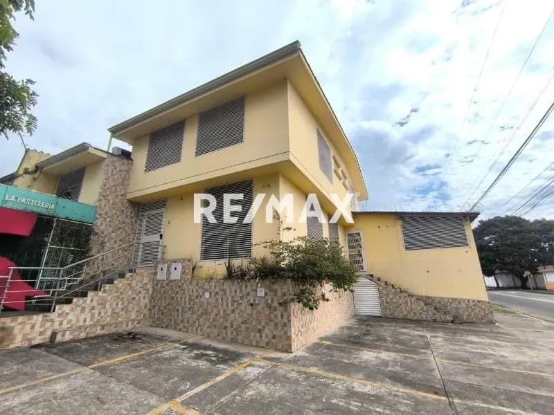 Casa para uso comercial en Alquiler ubicada en la urbanización mérida, avenida principal