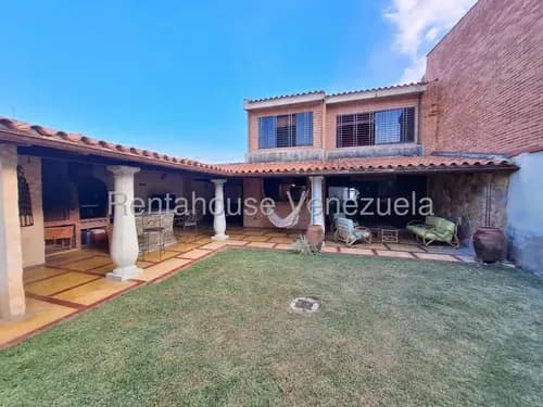 Diseñada Para Quienes Valoran El Equilibrio Perfecto Entre La Vida Social Y La Privacidad Absoluta, Esta Casa Cuenta Con 357,23 Mtrs2 De Terreno Y 195 Mtrs En Construccion. Su Diseño Abierto En Sala