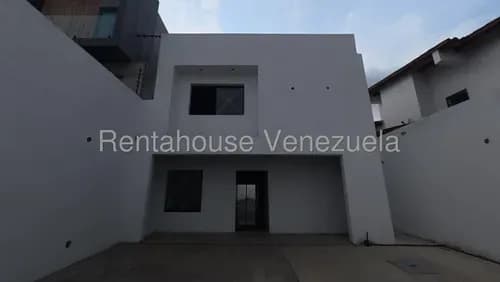 Venta En El Pedregal Imponente Propiedad De Tres Niveles En Obra Blanca Con Terraza Arquisimeto, Lara # 26-14504 Aa
