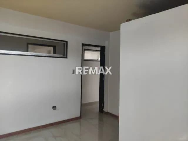 SE ALQUILA LOCAL COMERCIAL EN CABUDARE 48M2.