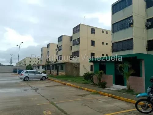 Rentahouse Vende Apto. En Buenaventura Los Guayos #26-20461. Yl