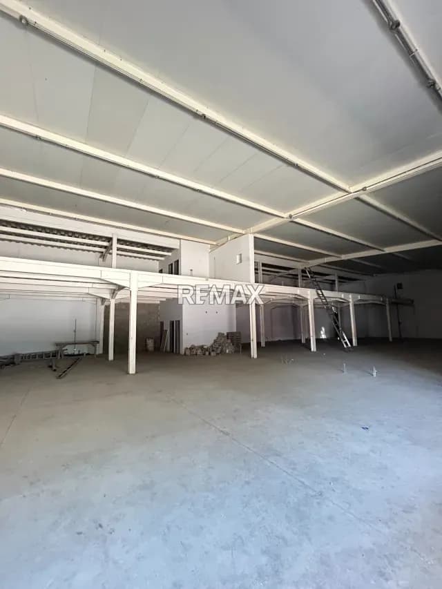 Venta Local 8 Parque Ind del Cemntro